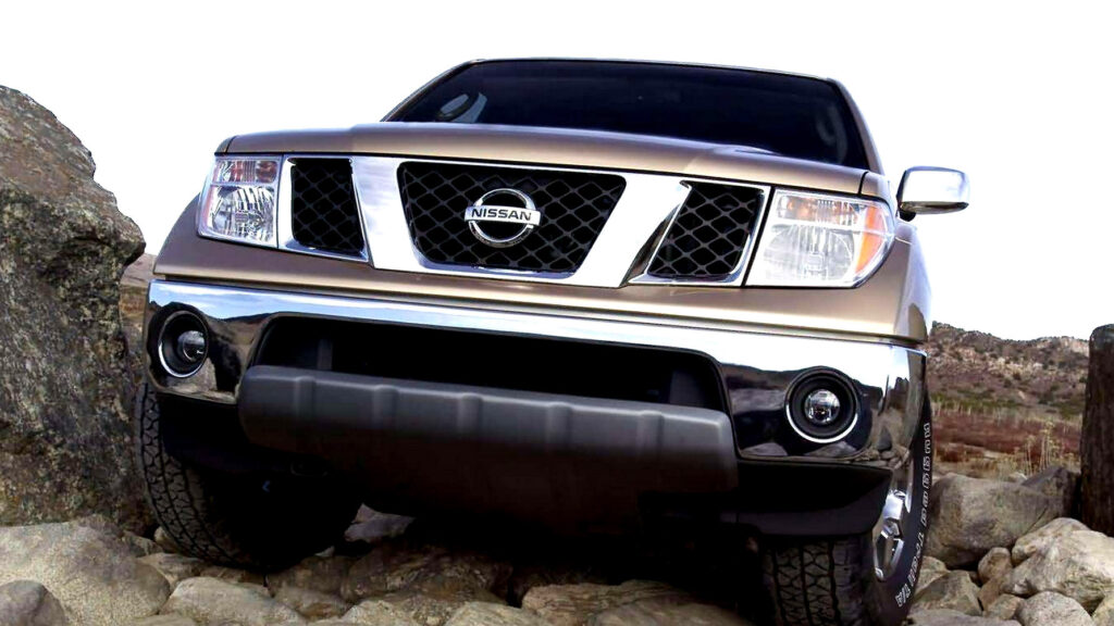 NHTSA расследует 75 300 пикапов Nissan Frontier из-за запаха бензина