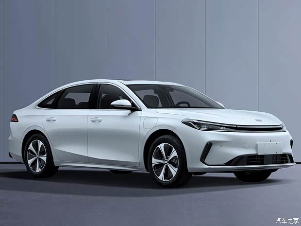 Geely Galaxy M7 выйдет в апреле: 1730 км хода и PHEV за раз