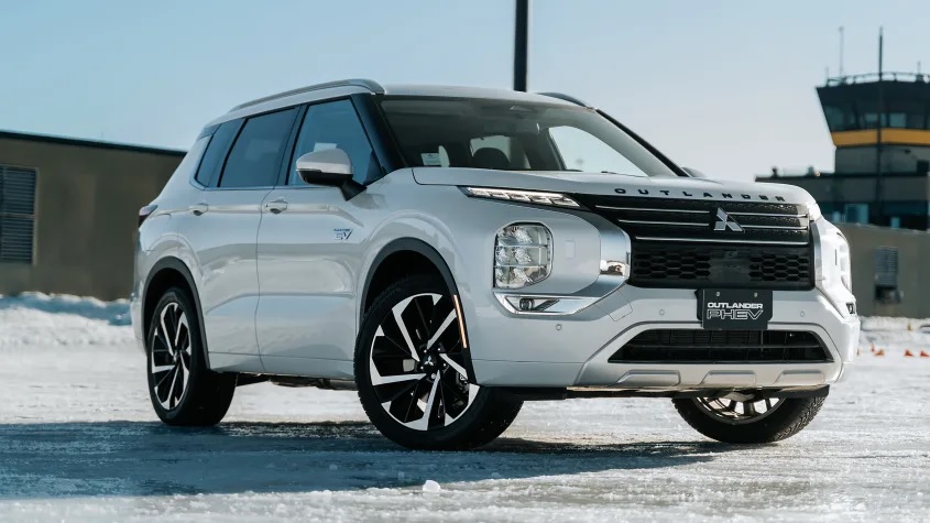 Mitsubishi Outlander PHEV: 304 л.с. и 800 км без заправки