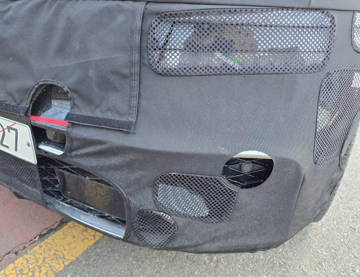 Genesis G90 впервые засветился на фото: седан получит 27-дюймовый OLED