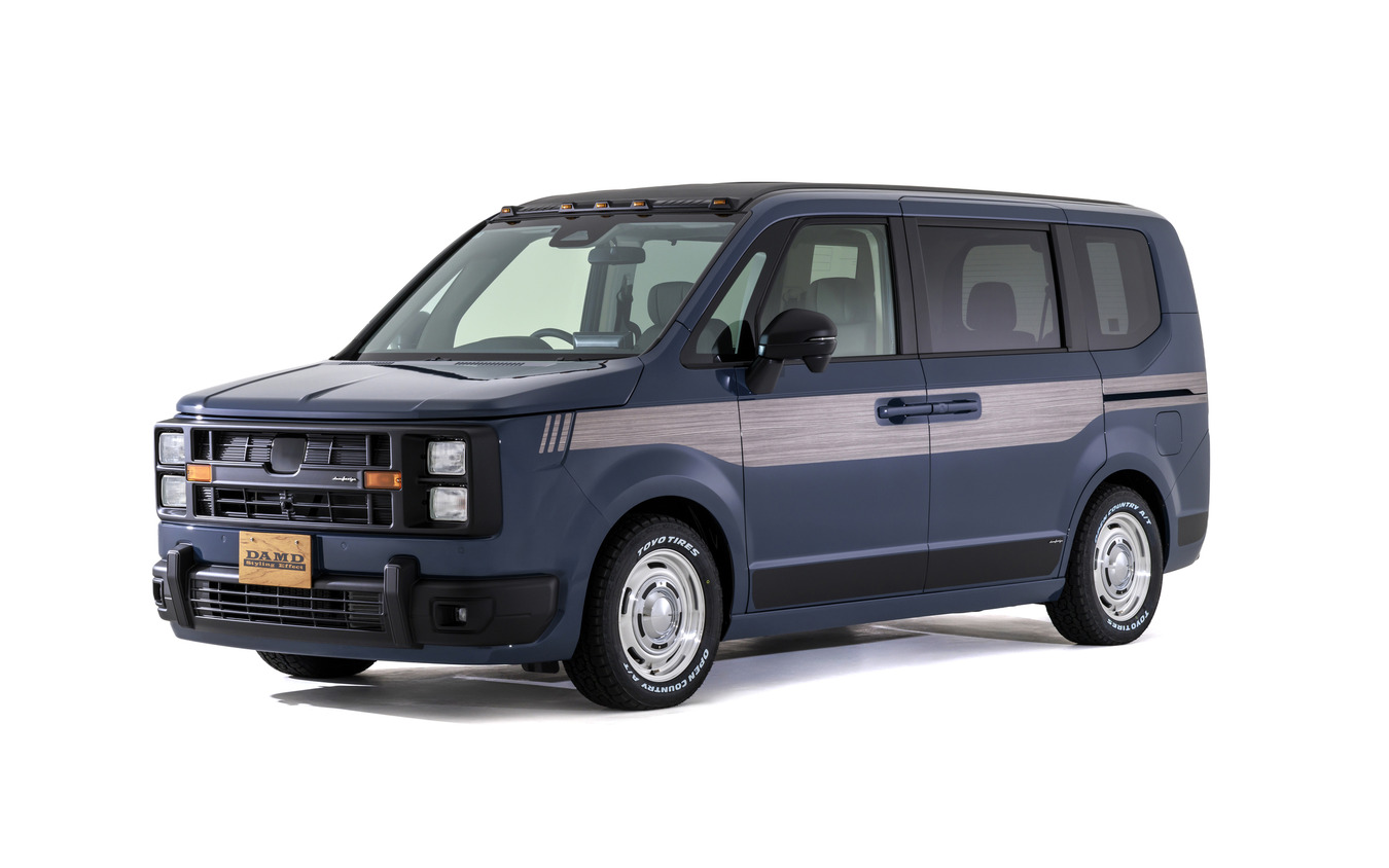 DAMD выпустила ретро-обвес Resonator для Honda Step Wagon в стиле американского фургона. Комплект представили на фото