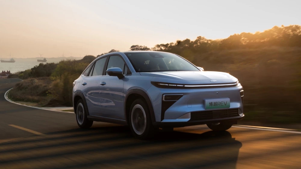 Geely Atlas REV: купеобразный гибрид за 1,55 млн с зарядкой в подарок