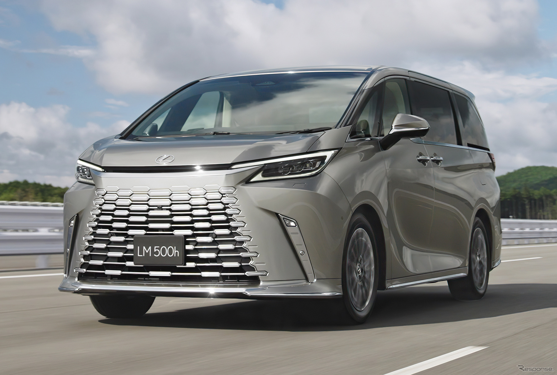 Lexus обновил минивэн LM: приветственная подсветка и тишина в салоне