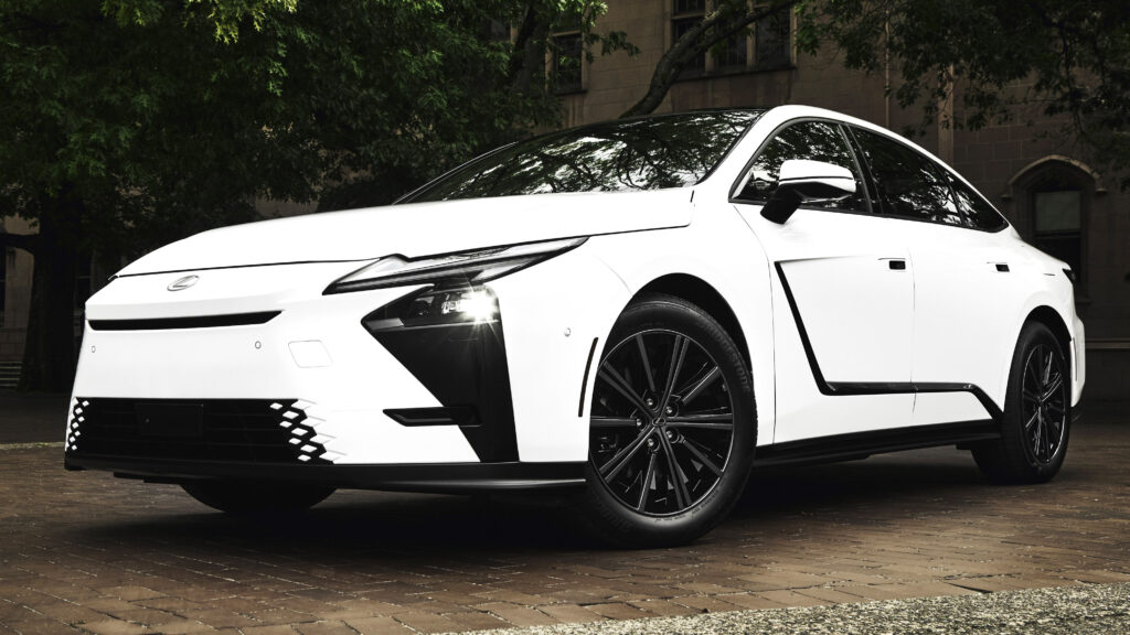 Lexus ES 2026 стал электрическим: цена от $48 795