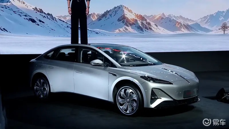 Hongqi представил Tiangong 05 и 06 с зарядкой до 80% за 12 минут