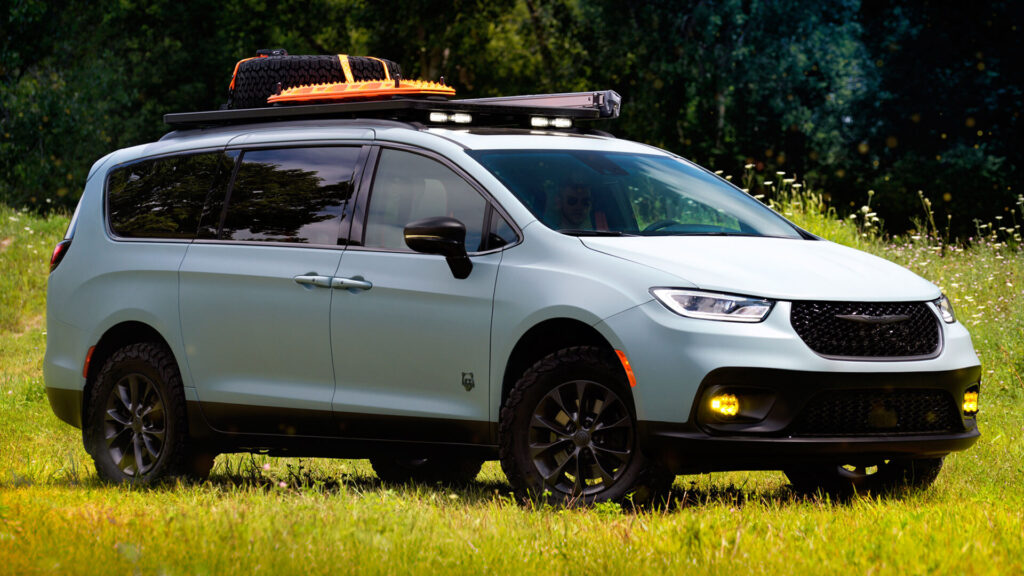 «Гризли» дороги: Chrysler готовит внедорожный минивэн Pacifica