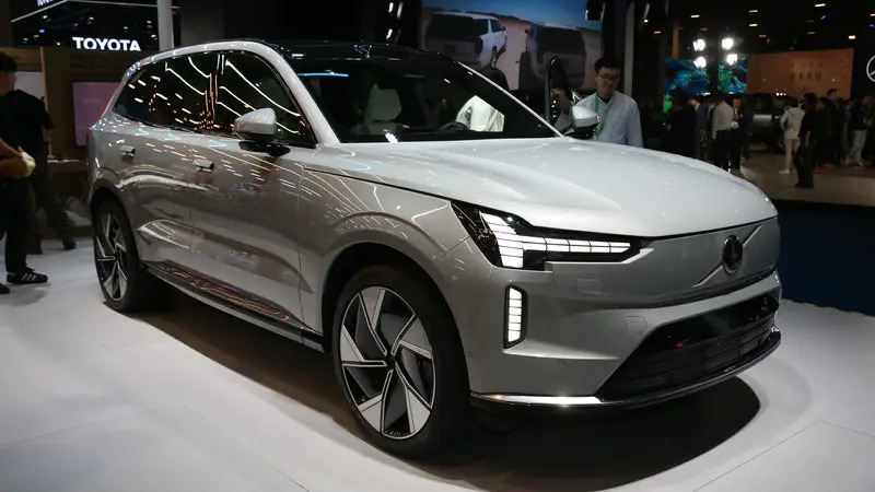 Volvo ES90 заряжается до 80% за 20 минут и едет 700 км