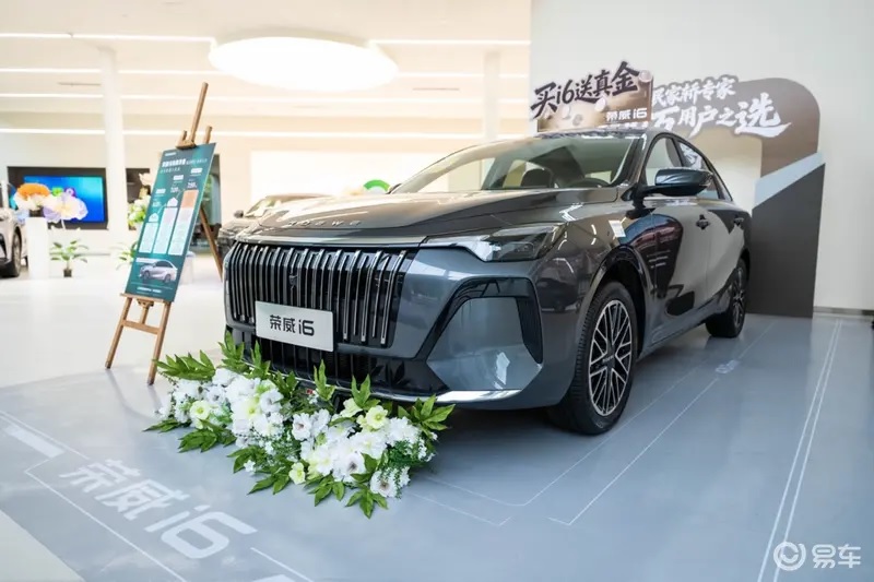 Roewe i6 поступил в продажу: седан с 15,6″ экраном за 730 тыс. рублей