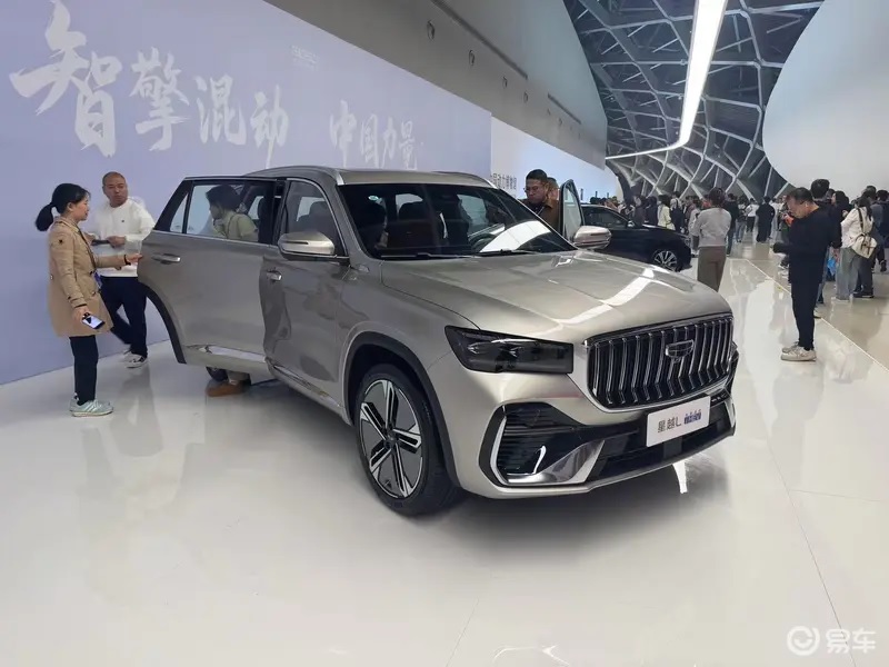 Geely запустила продажи двух гибридов: цена от 1,3 млн рублей