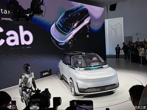 Geely показала роботакси без руля и два новых гибрида