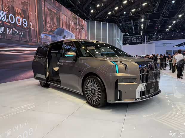 Zeekr 8X дебютировал в Пекине: 1030 кВт и 100 км/ч за 2,96 секунды