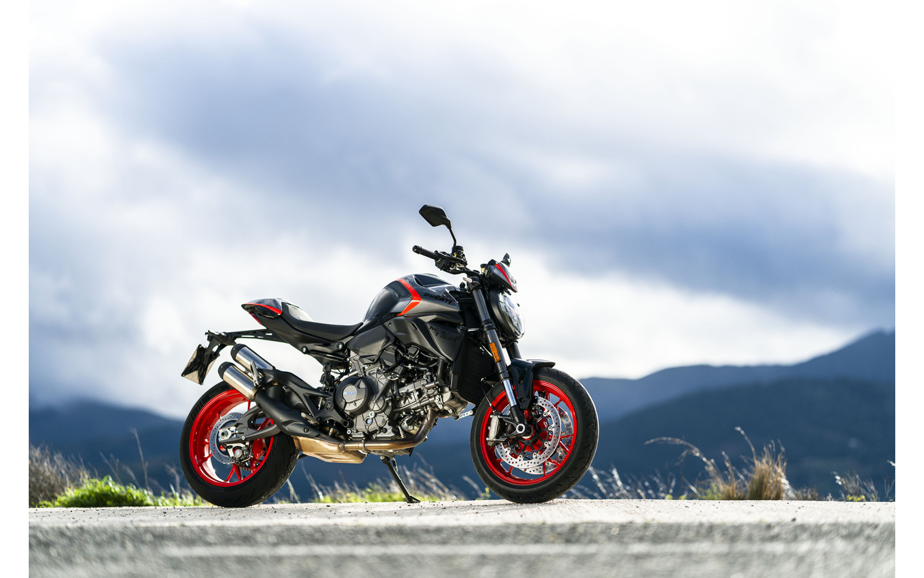 Ducati Monster впервые получил круиз-контроль и новый спортивный цвет