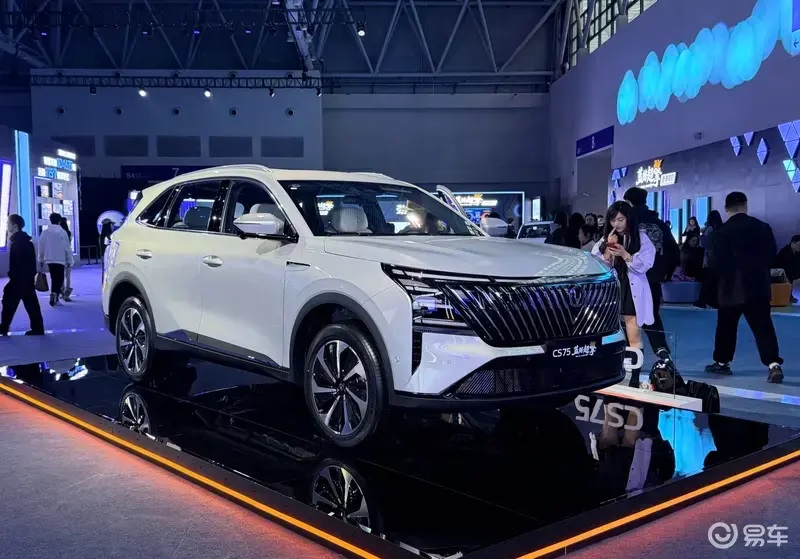 Changan CS75 PLUS 4-го поколения: 37″ экран и ИИ уже доступны к брони