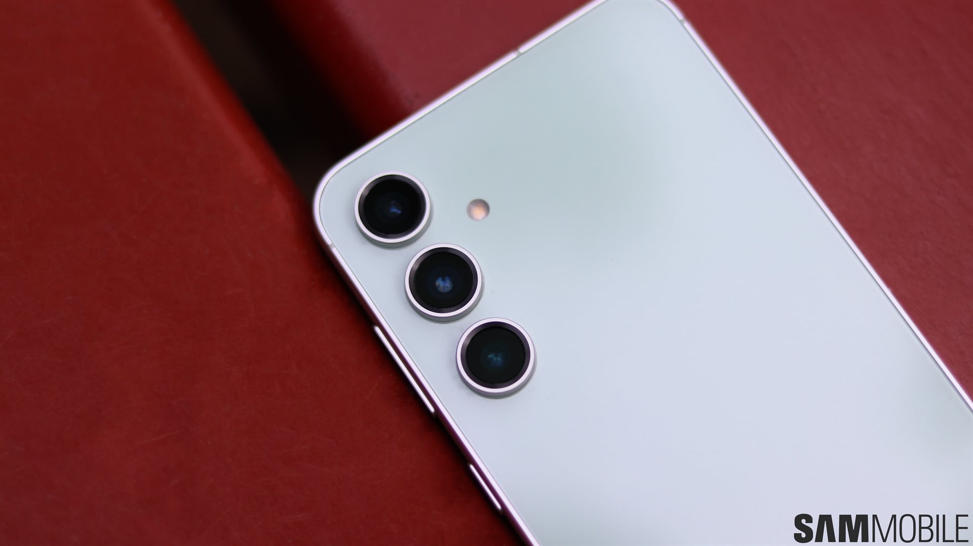 Samsung исправил зелёные полосы в 4K на Galaxy S23 FE
