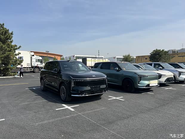 IM LS8 дебютирует в Пекине: запас хода 1605 км и экран на 27 дюймов