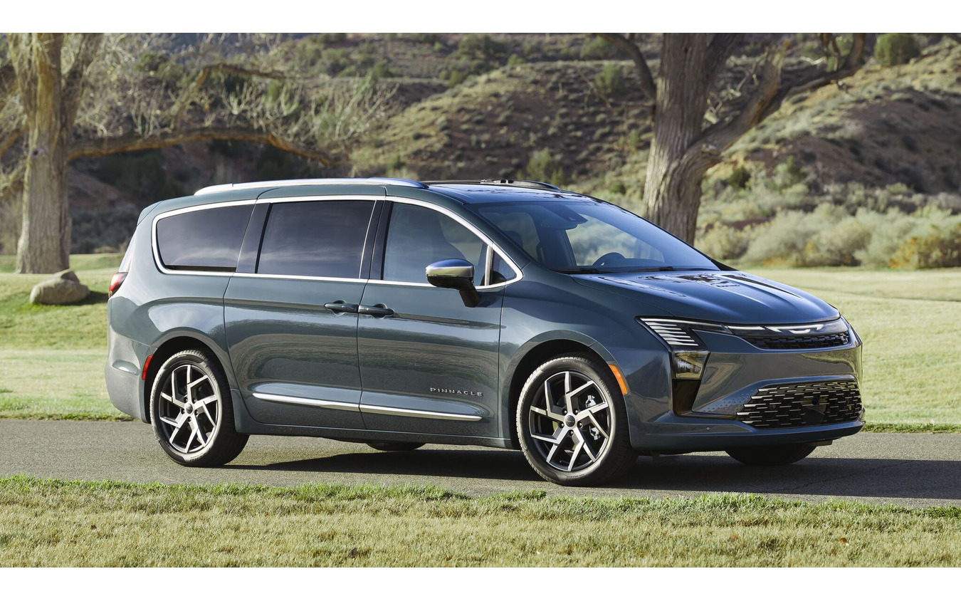Chrysler Pacifica 2026 дебютировал с салоном за полмиллиона и сиденьями в пол