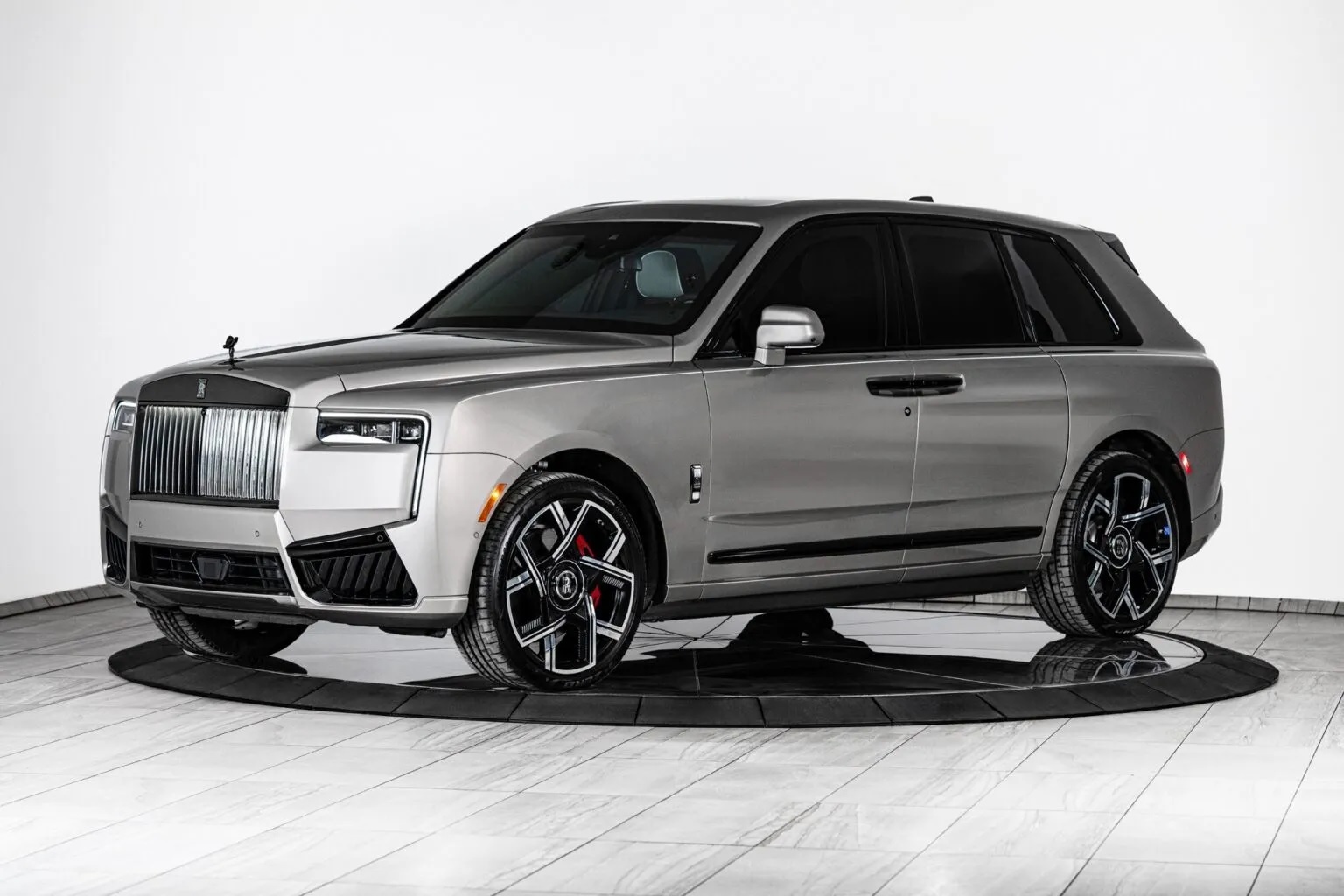 Inkas превратила Rolls-Royce Cullinan в броневик — снаружи не отличить