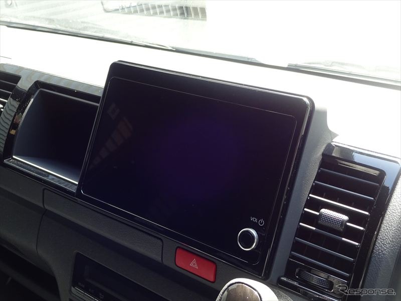 BLITZ выпустила перемычку для Toyota Hiace: ТВ и навигация на ходу