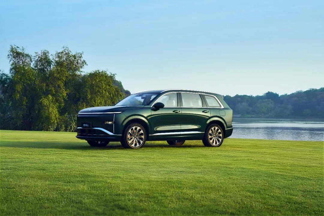 SAIC GM Wuling показали 6-местный Starlight L с 260 км на электротяге