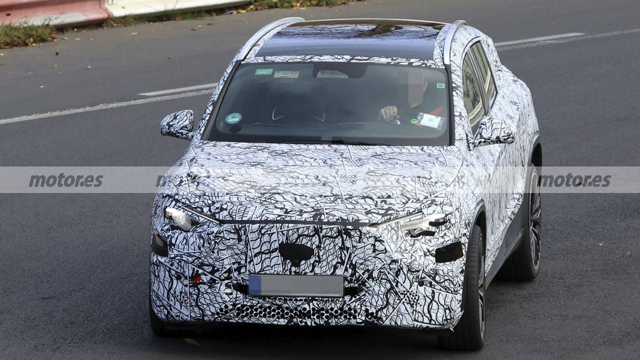 Новый Mercedes GLA засняли на Нюрбургринге: дебют уже близко