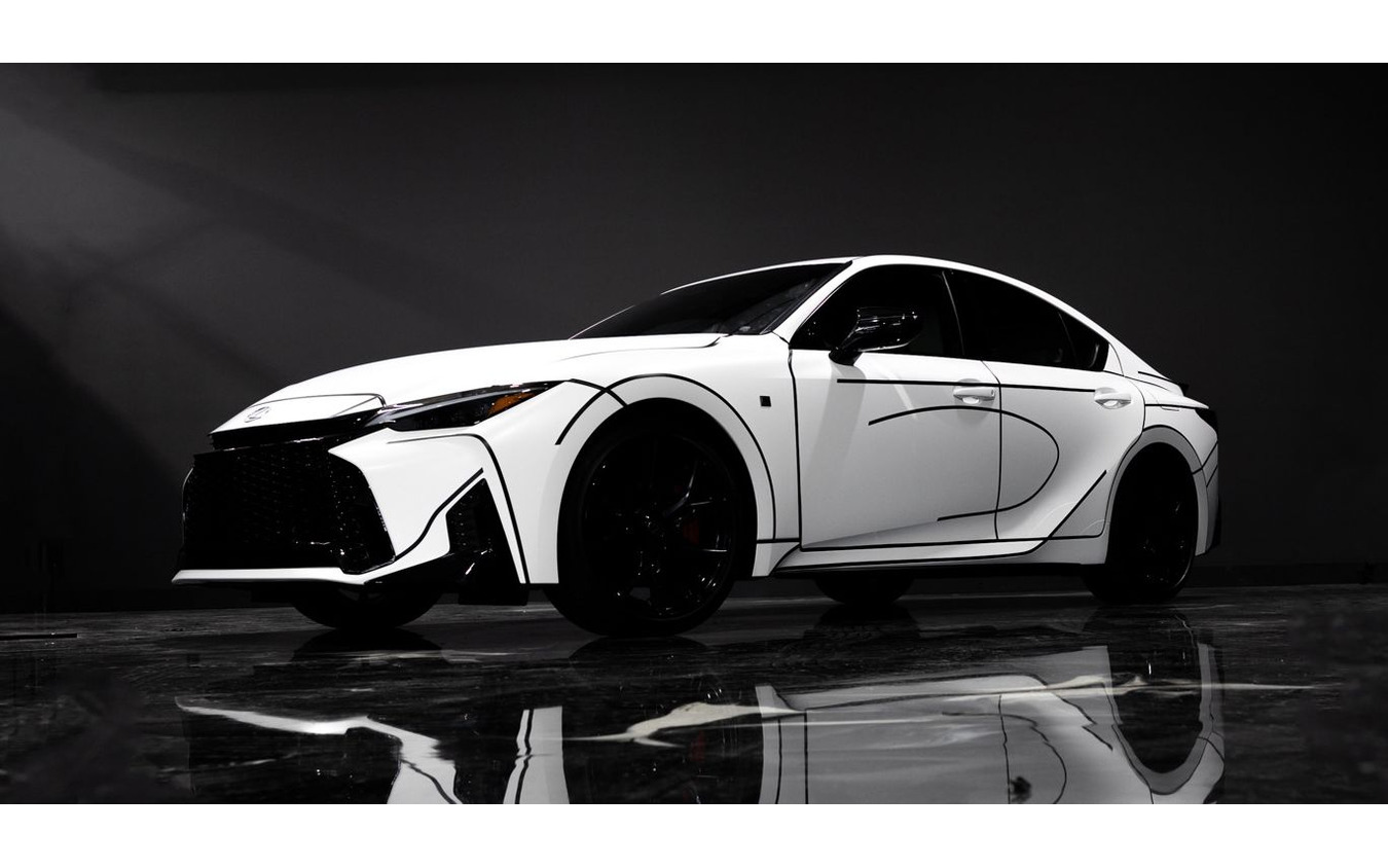 Единственный в мире Lexus IS 350 украсил художник-визуалист