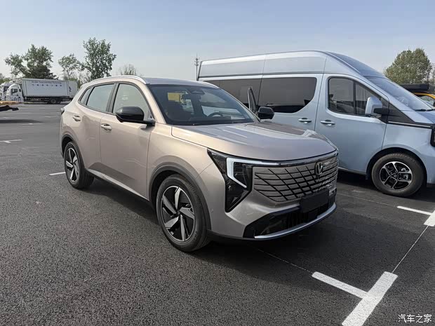 Changan CS55 Plus HEV перед дебютом на Пекинском автосалоне показан на фото без камуфляжа