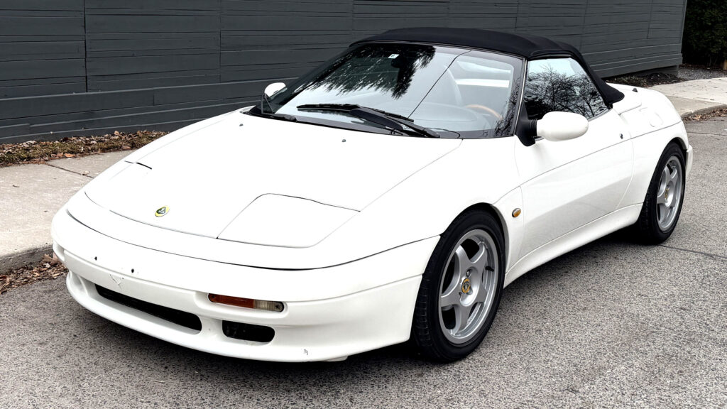 Kia выставила на продажу редкий родстер 1997 года выпуска: это модель Lotus с корейскими шильдиками