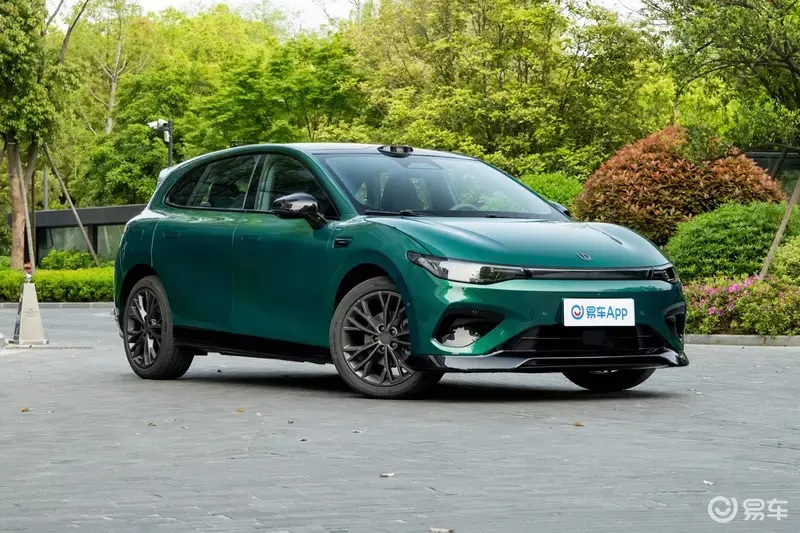 Leapmotor Lafa5 Ultra дебютировал в Пекине: массаж в каждом кресле за 1,3 млн