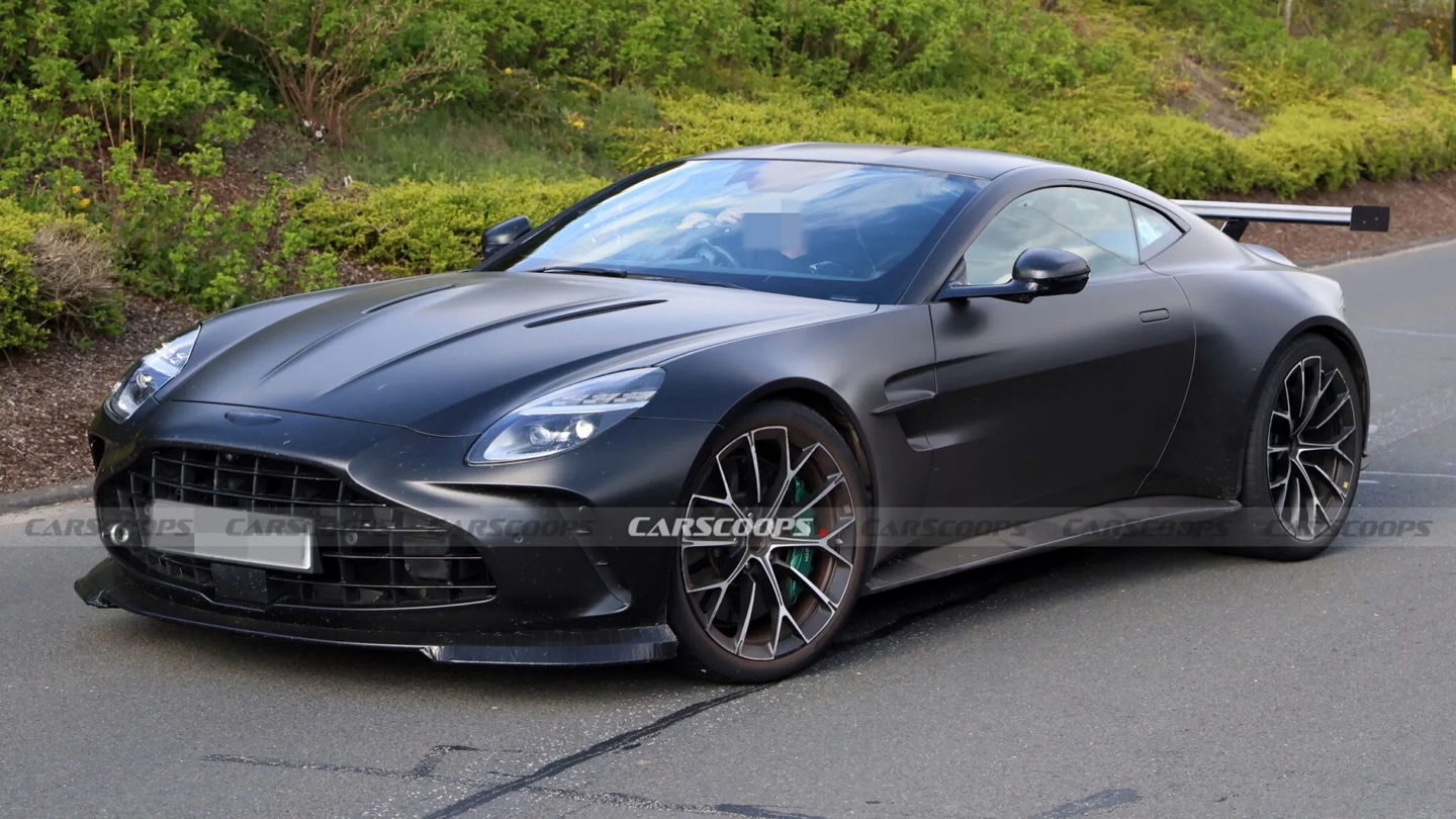 Aston Martin Vantage получил 8 выхлопных труб. Авто сняли на фото