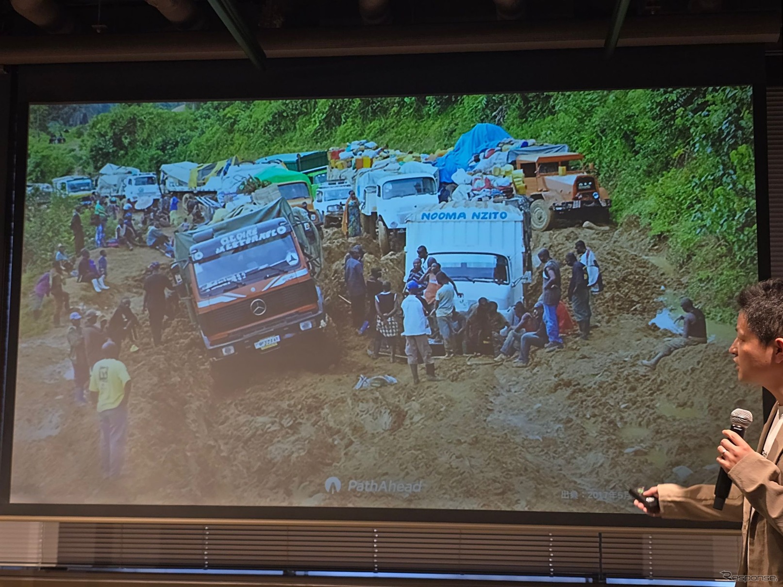 Honda строит дороги в Африке из пустынного песка