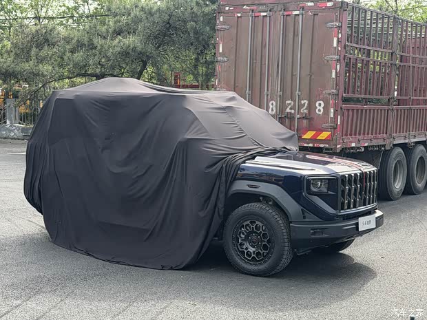 Внедорожник Hongqi засветился без камуфляжа перед Пекином. Авто сняли на фото