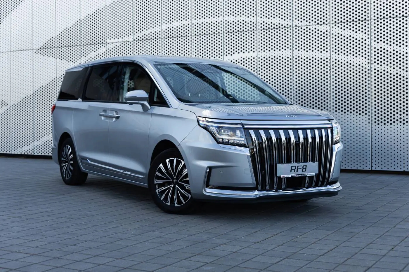 JAC RF8 вышел на белорусский рынок: цена и 7 мест за 3,4 млн рублей