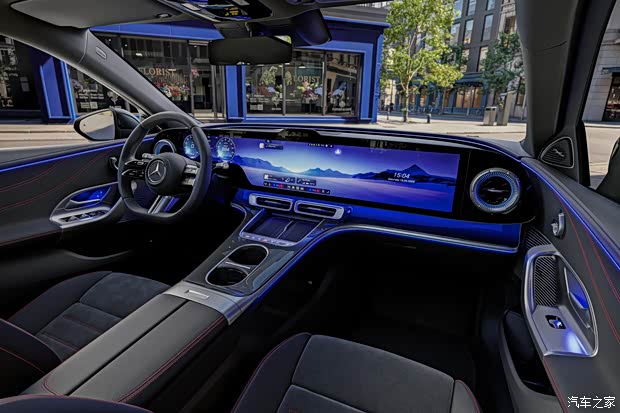 Мерседес рассекретил салон нового С-Class с экраном в 39 дюймов