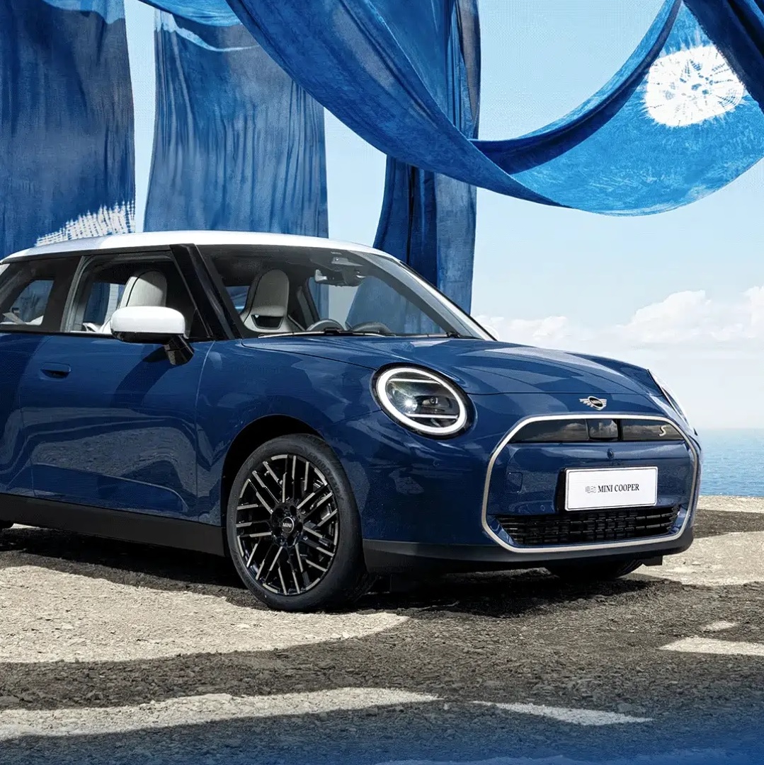 MINI Cooper представлен в лимитированной серии Expromptu Blues с сине-белым кузовом