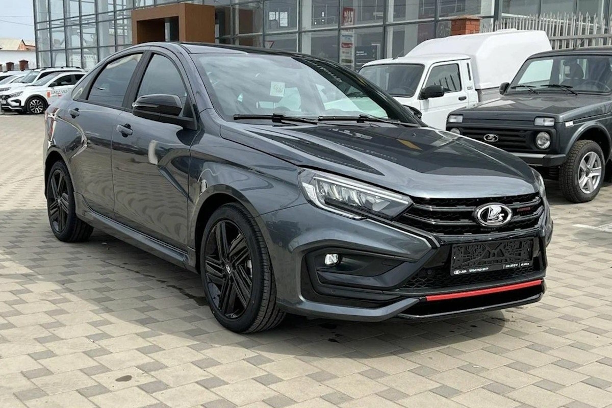 Lada Vesta Sport наконец появилась у дилеров. Авто показали на фото