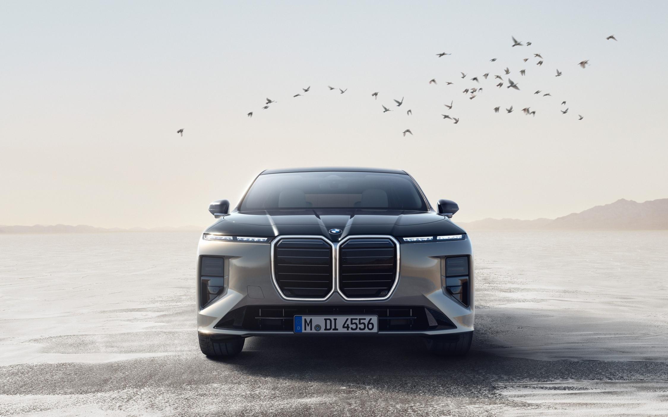 Флагманский BMW 7-Series обновился: экран на всю ширину салона