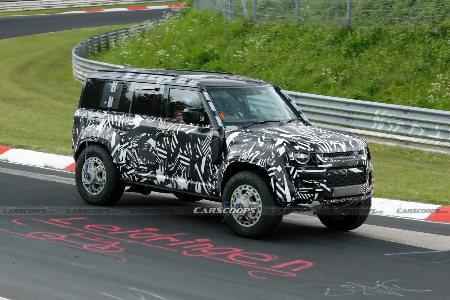Land Rover замечен на Нюрбургринге с прокачанным Defender