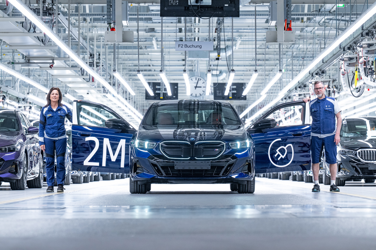 BMW выпустил двухмиллионный электромобиль: им стал седан i5 M60