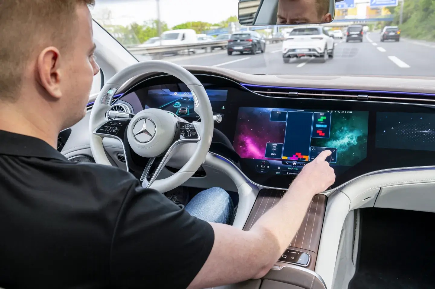 Mercedes-Benz запустит систему MB.DriveAssist Pro в городах Германии