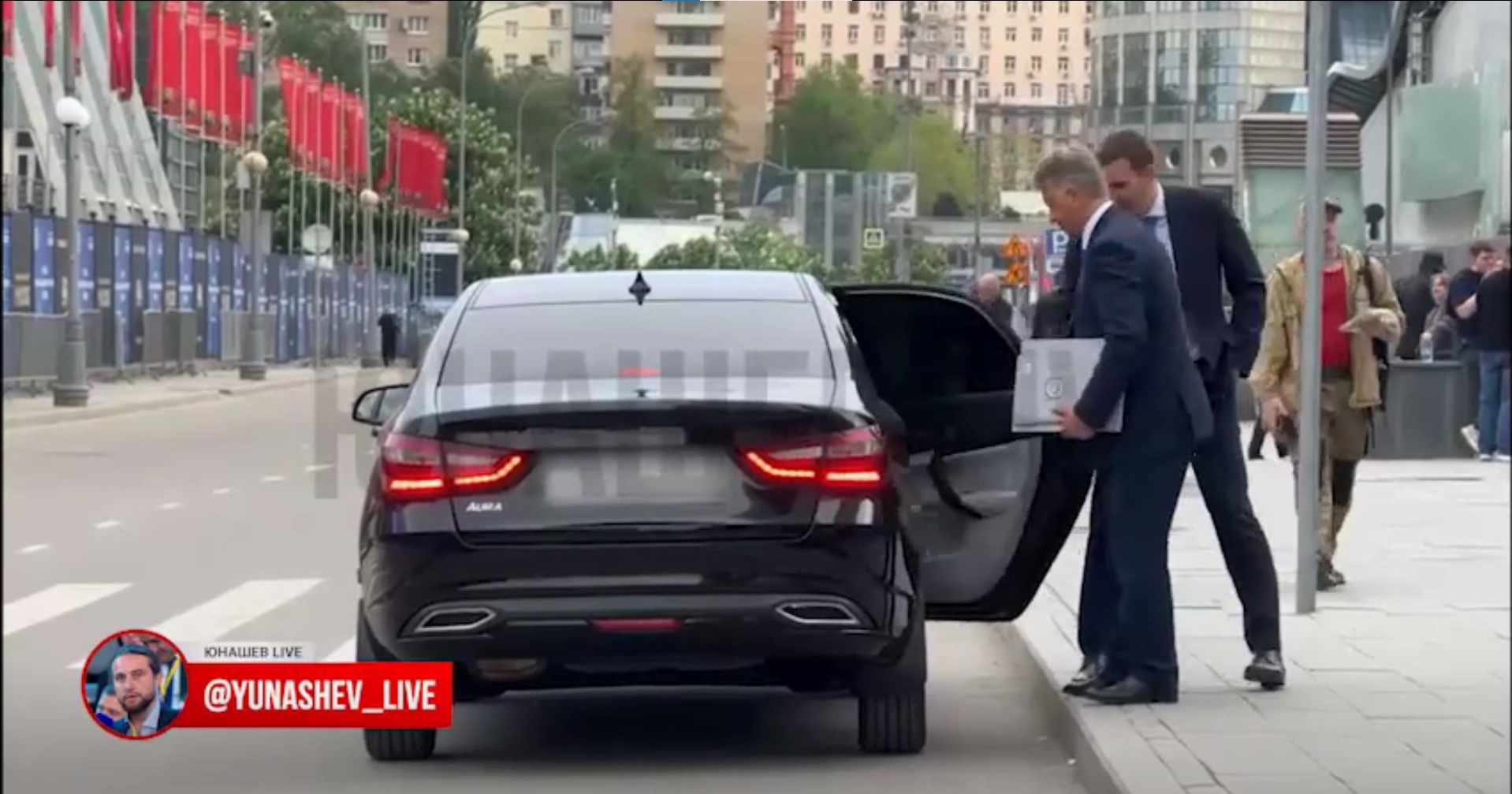 Соколов пересел с Mercedes-Benz V-Class на Lada Aura