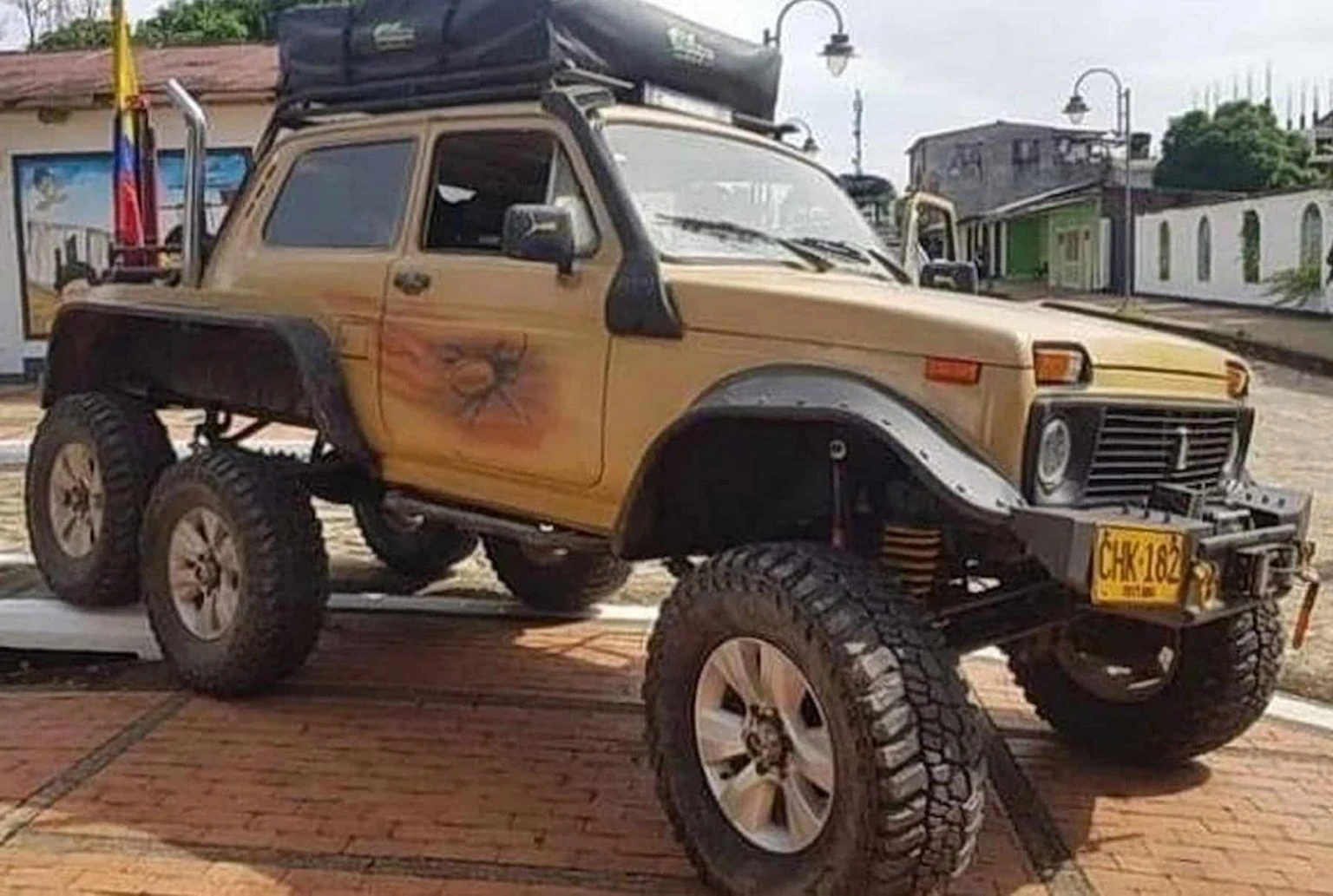 Парень из Колумбии выпустил «монстра» Lada Niva 6×6, которой никогда не будет в России
