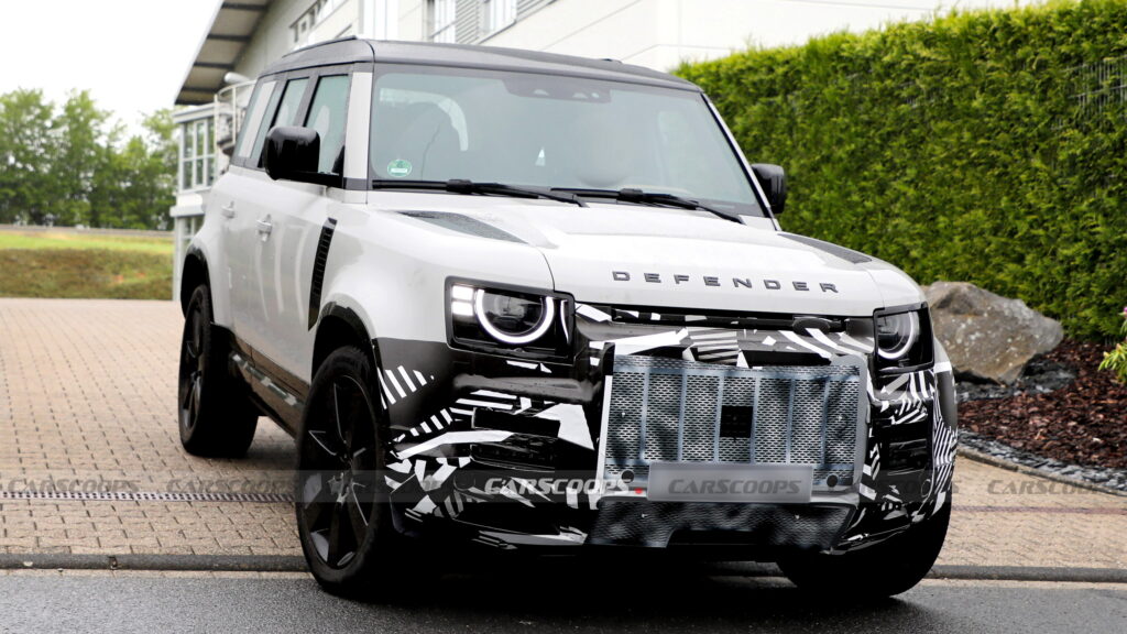 Обновленный Land Rover Defender впервые засекли на тестах
