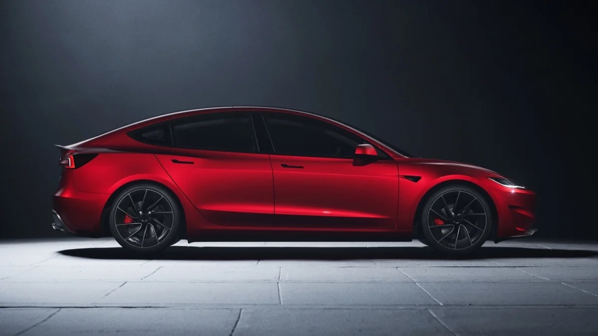 Вице-президент Tesla намекнул на трёхмоторную Model 3 Plaid