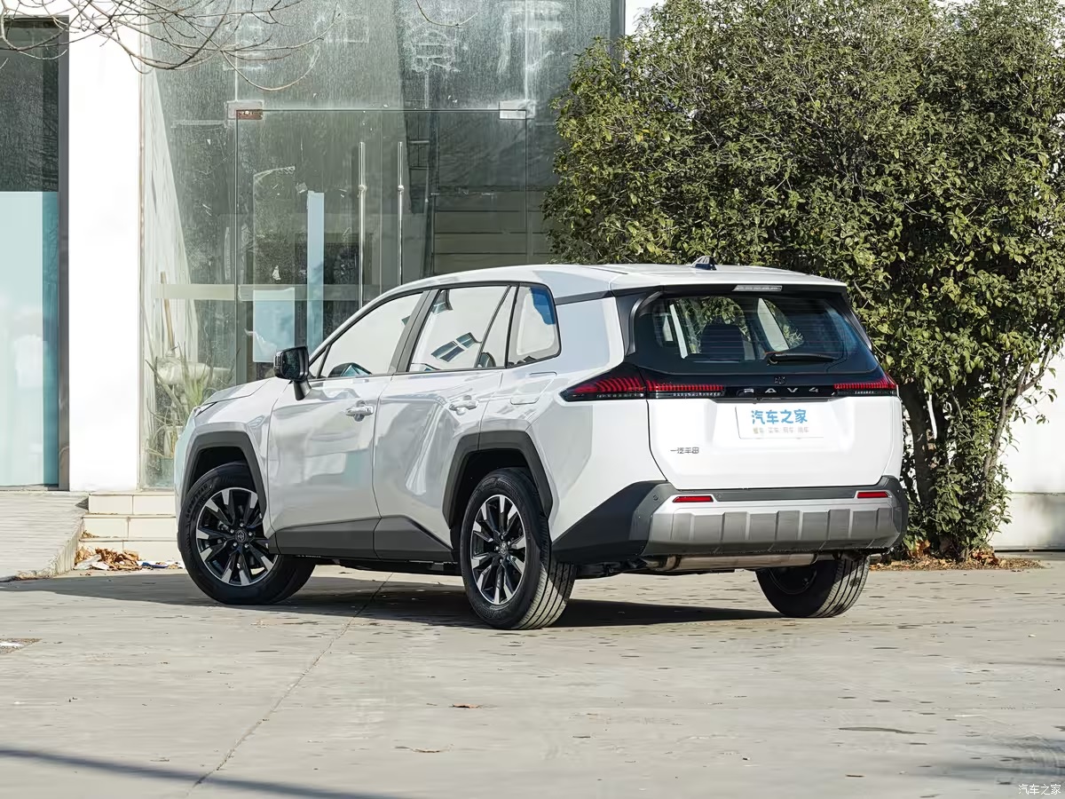 Toyota сокращает выпуск RAV4 и Hilux: минус 83 000 авто до ноября