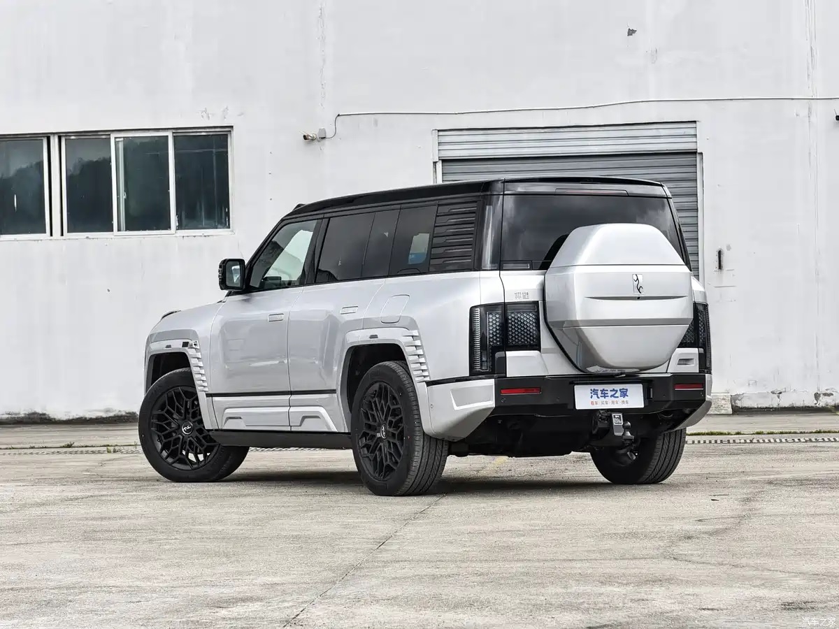 BYD обновил внедорожник Yangwang U8: 11 новых функций в пакете V3.2