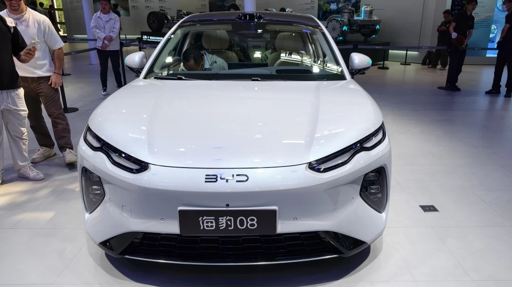 BYD Seal 08 дебютировал в Пекине: 900 км хода и столик сзади