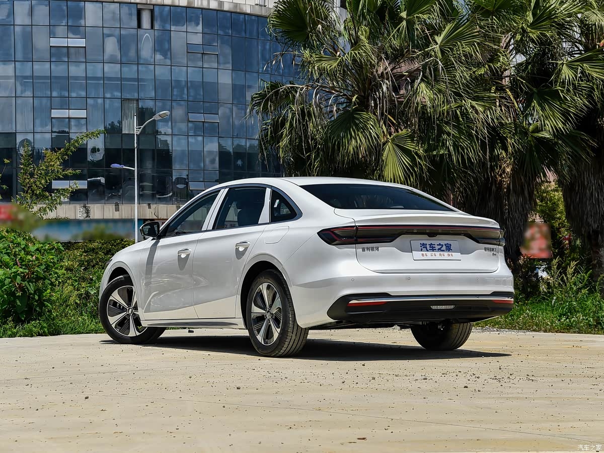 Geely официально начал продажи Galaxy 7: цены от 112 800 юаней