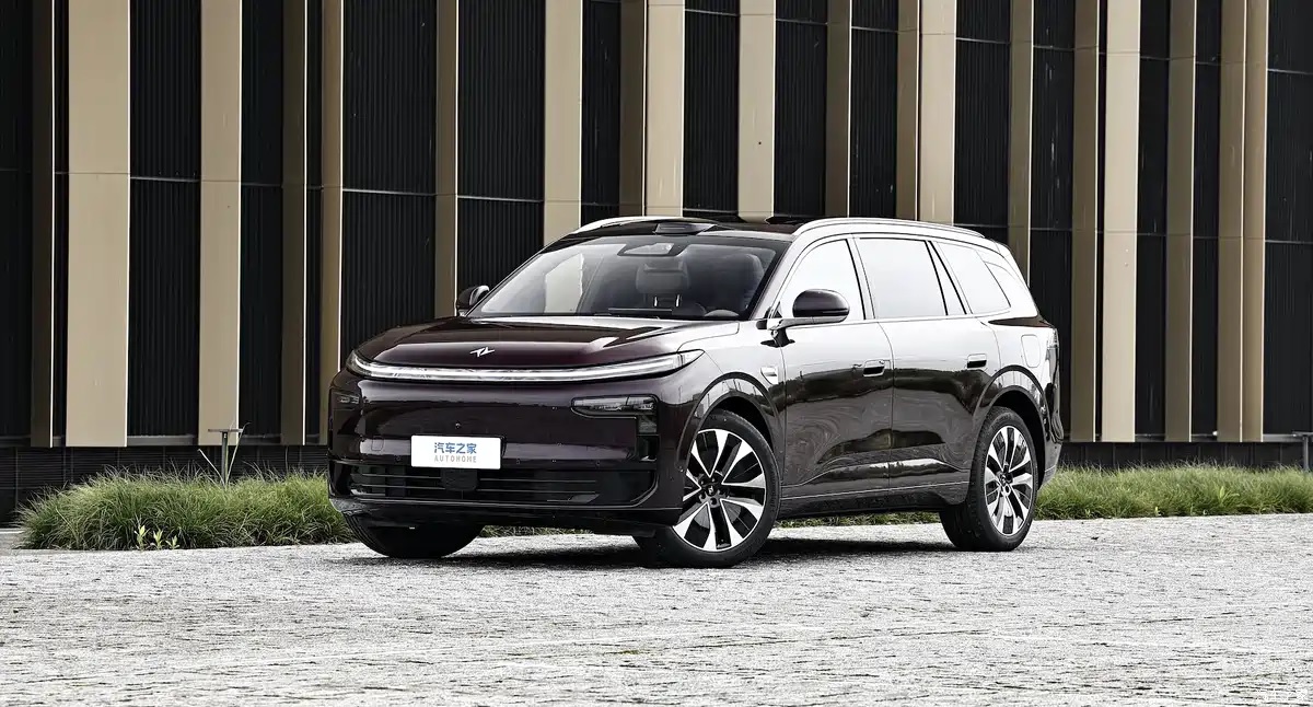 Dongfeng eπ M8 дебютировал с технологиями Huawei на борту