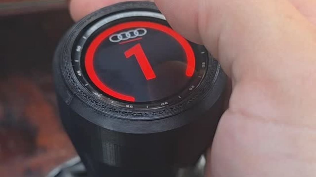 Бразилец вмонтировал умные часы TicWatch в рычаг КПП Audi A4