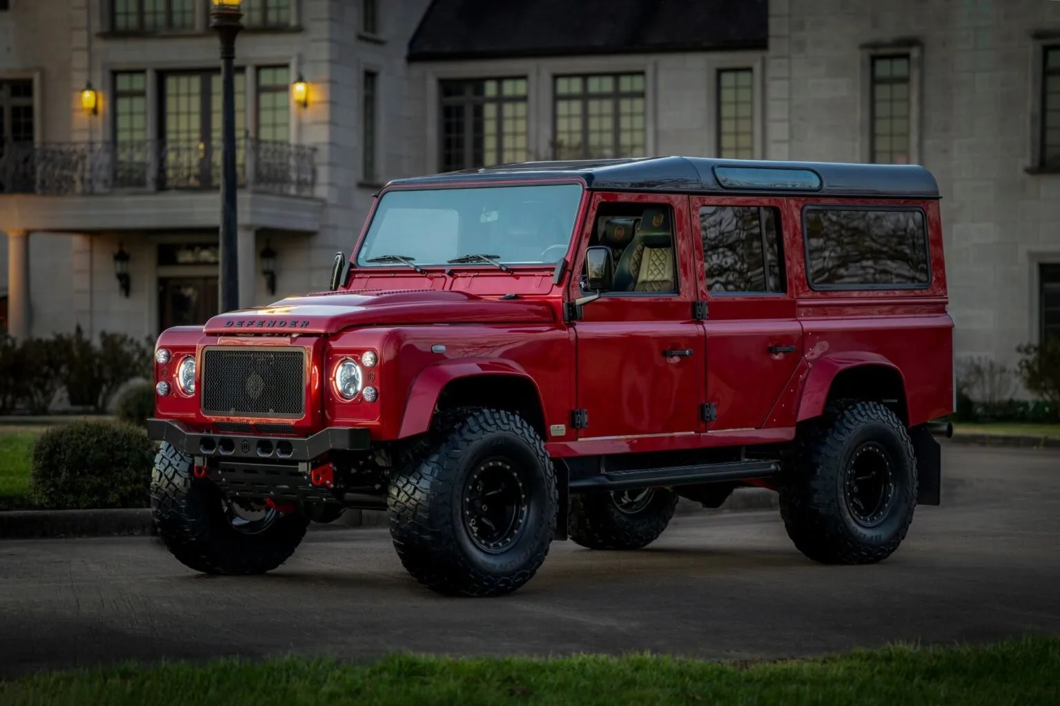 Семья из США потратила $400 000 на уникальный Land Rover Defender Rocco
